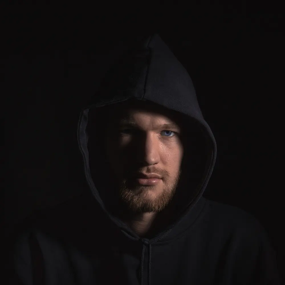 Portrét muže v kapuci