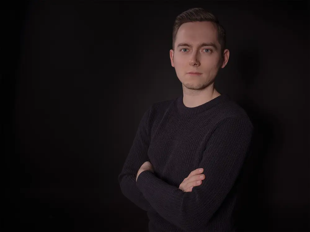 Business portrét na tmavém pozadí